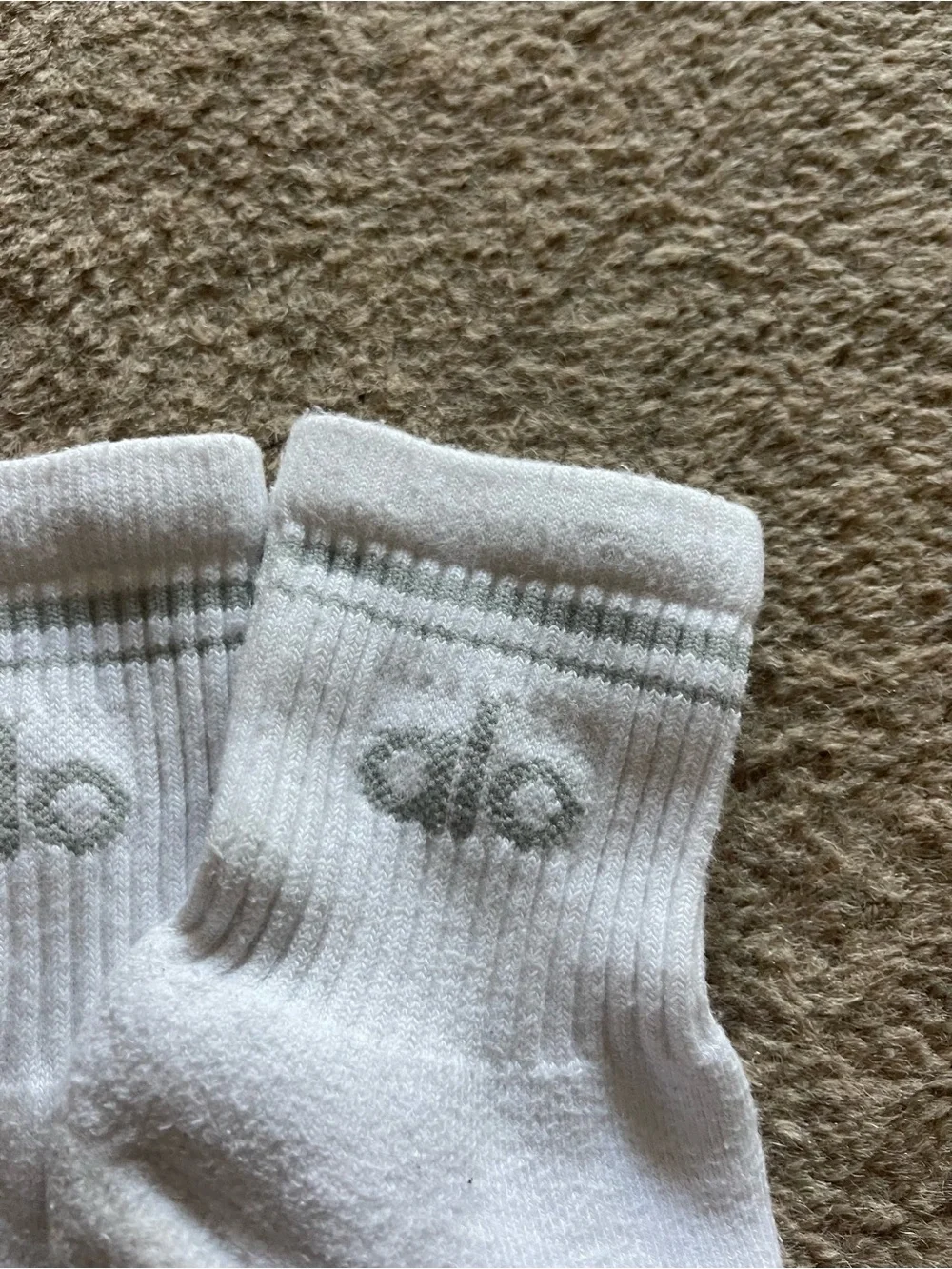 ALO Unisex Half Crew Throwback 🧦 White/Titanium (Gently Worn) Size: Medium